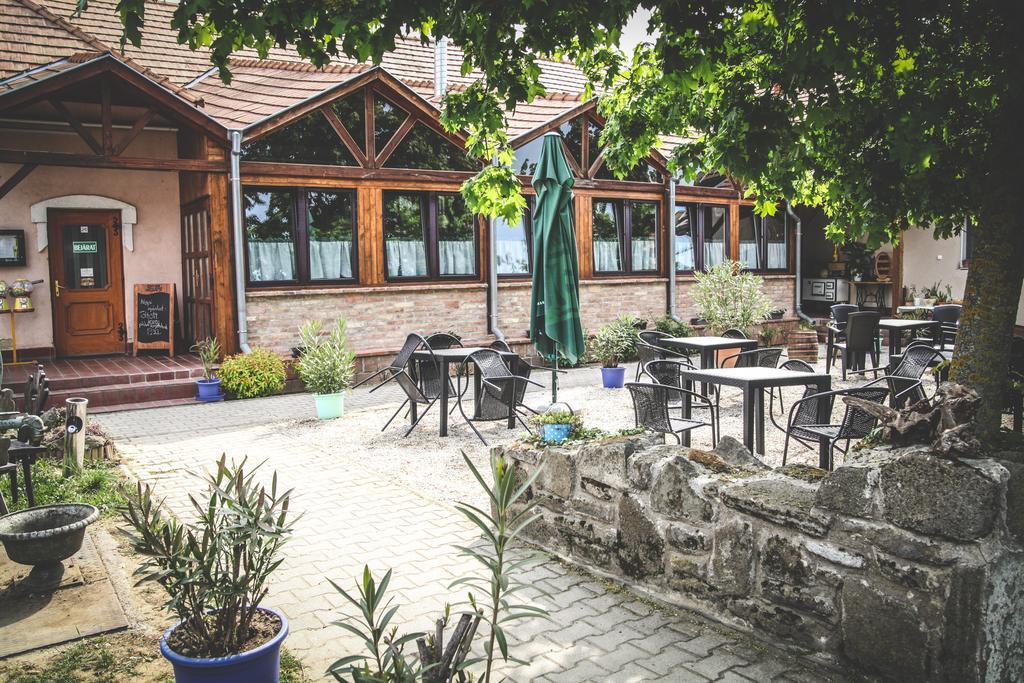 Borostyankert Etterem & Vendeghaz Hotel Sitke Buitenkant foto